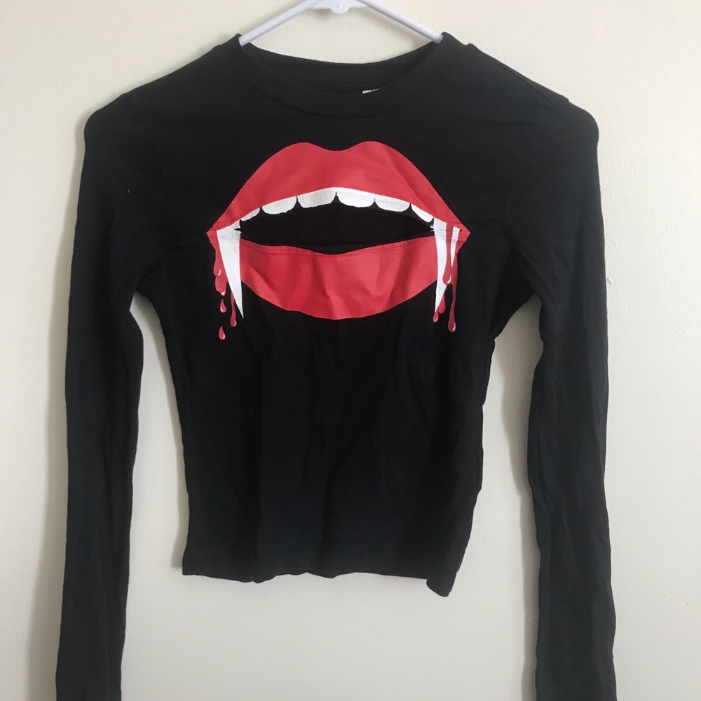 Graphic long sleeve crop top